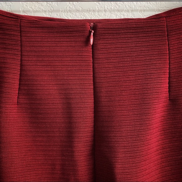 H&M Wine colored skirt with zipper back and slit. - Picture 9 of 11
